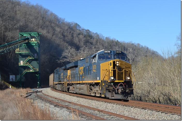 N760 rolls by the inactive McVicker tipple at Levisa Junction. CSX 3470-426.