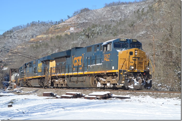 Q693-25 was departing Shelby, so I headed up to Elkhorn City. This southbound freight regularly runs at night. CSX 3267-767-3412 have 34/69, 6,062 ft. 12-26-2020. CSX Elkhorn City.