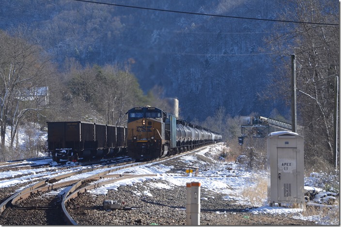 CSX DPU 873 is shoving hard up the steep 1.5% grade through Elkhorn Yard. The Apex tipple is inactive. Elkhorn Yard KY.