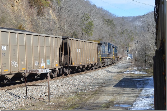 Medium clear signal at the north end of Elkhorn siding. CSX 891-428. Elkhorn City.