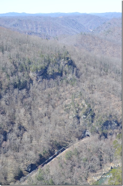 Q692 heads into State Line Tunnel on the Kingsport SD (former Clinchfield) on 03-23-2019. CSX 3144. Breaks VA.