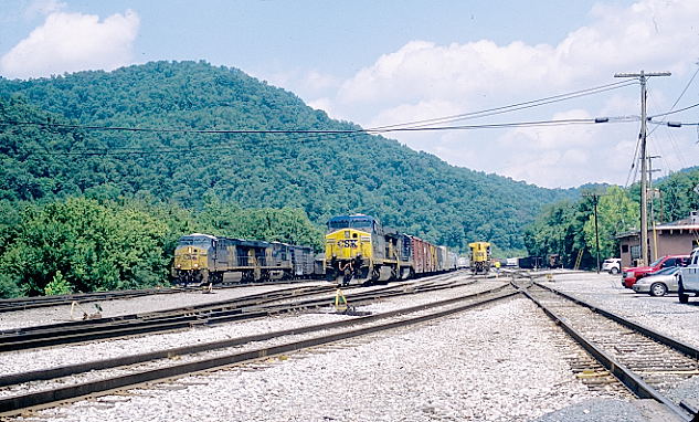 CSX 801 pulls up to the "VIP walkway" with Q699.