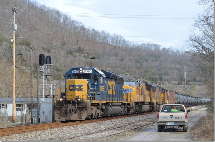 K466-19 rolls by the block signal at Betsy Layne KY. A SD40-2 in the lead anymore is a rarity. This train got plenty of rail fan attention. CSX 8095-4830-4098.