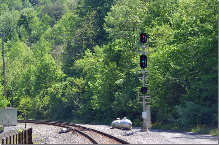 Medium clear signal for an eastbound at CSX FO Cabin. The train will have to diverge from the main onto #1 which becomes the main again from Fords Branch to Shelby.