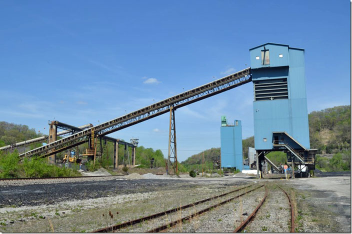 Stella Natural Resources defunct operation at Ivel KY. When in operation Stella loaded very few trains. Most of their processed coal was trucked to barge docks on the Big Sandy River. The C&OHS Convention at Paintsville in 1997 toured this facility, but it was thriving and under different ownership then. 04-24-2022.