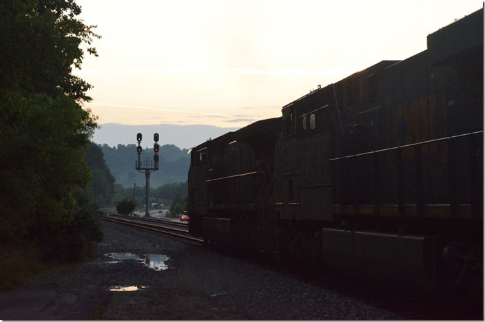 Clear signal on the main at the west end of Pauley. CSX 297 7223.