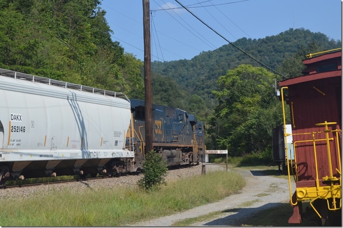 CSX 705-151. As usual the speed gradually drops as the trains hit the 1.2 percent grade. Then M653 stalled! Elkhorn City.