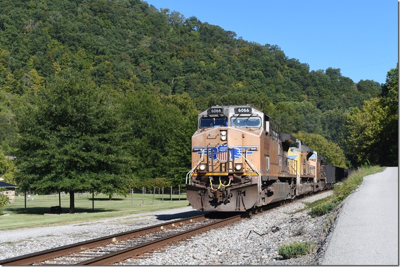 E444-06 rolls west near Pikeville. Many year ago there was a flag stop sign here for “Titan Siding.” 09-11-2024. UP 6066-8331-5880. Shelby KY.