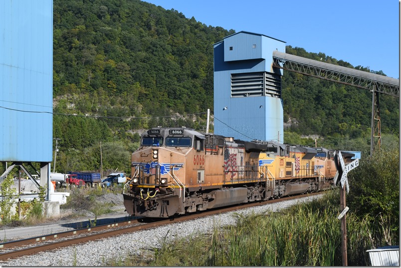E444 passes the inactive load-out at Ivel. Work is underway to use this facility again. UP 6066-8331-5880.
