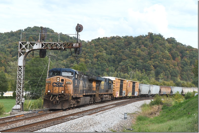 At EM Cabin (Emma KY) M652 rolls westbound on No. 1 behind CSX 136-5371.