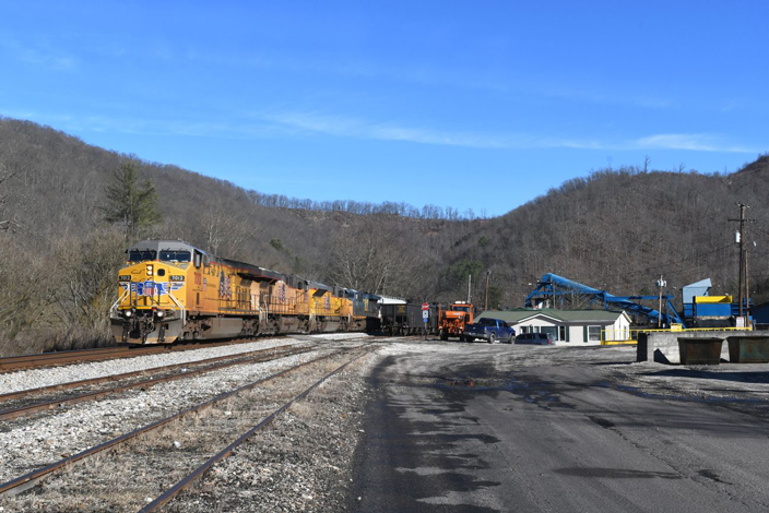 Union Pacific 7012-5355-8923 plus CSX 5438 lead local L200-03 past Onyx Coal's Bull Creek tipple on 01-04-2025. L200 has 43 cars this day.