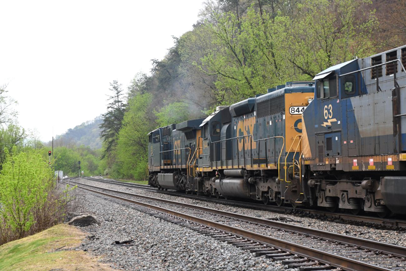 CSX 358-8441-63 has a flashing green medium clear on the dwarf to enter the main line. Today's L200 has 2,500 tons and is 2,089 feet long.