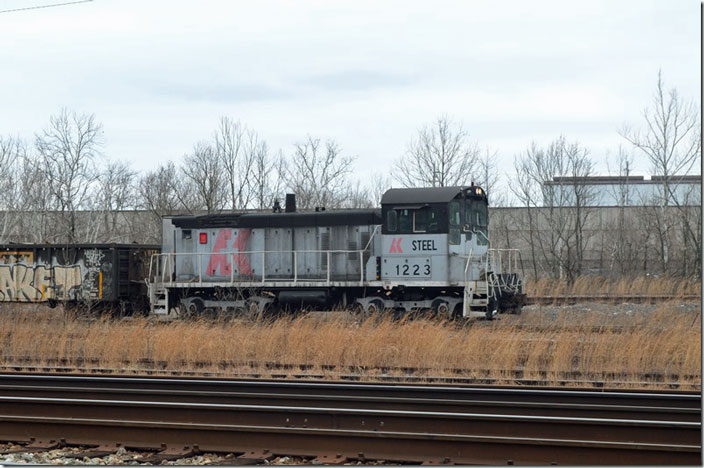 AK Steel 1223 is an EMD model SW1001. This model with a low clearance cab found favor with Birmingham Southern and Reading. NS still has two, one of which is used as a shop switcher at Altoona. This engine was originally at Armco’s Middletown mill. Ashland KY.