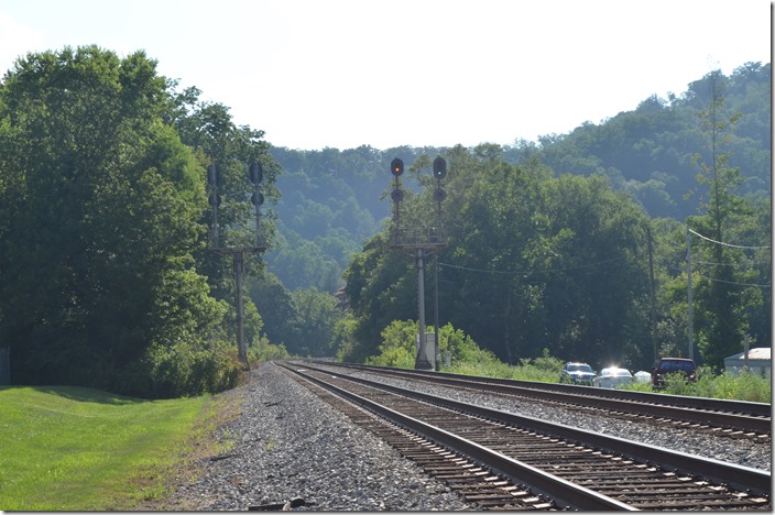 CSX wb clear signal 639 near West Van Lear KY.