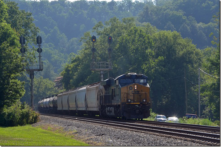 Q692-16 has 91 cars today. CSX 3058. West Van Lear KY. DPU.