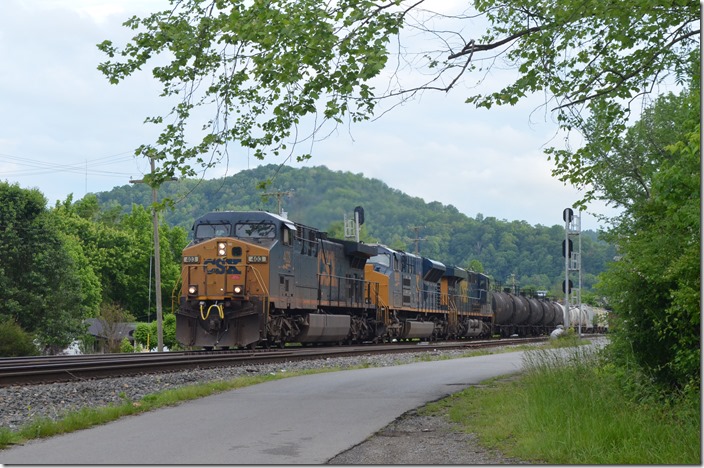 Q692 passing Beaver Jct. KY CSX 403-8909-828.