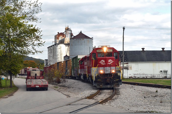 RJC 3803-3805 starts switching its train in Russellville as a RJC truck passes by. Russellville KY.