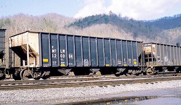 Milwaukee Road 120094 has a load limit of 202,300, a volume of 4,000 cubic feet, and was built 1-83.