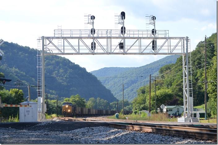 I exited I-64 at Sandstone figuring L135 would be along soon, as it didn’t pause at Hinton for a crew change. First came e/b coal N670-30 with 102 VAPX and TILX loads behind 912 at 5:50 PM. CSX 912 Meadow Creek.