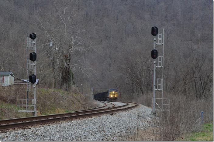 CSX 13 H840 proceeds east past the west end of Lanta passing siding. Lanta is a CTC island in the middle of the track warrant Pond Fork SD. View 2.