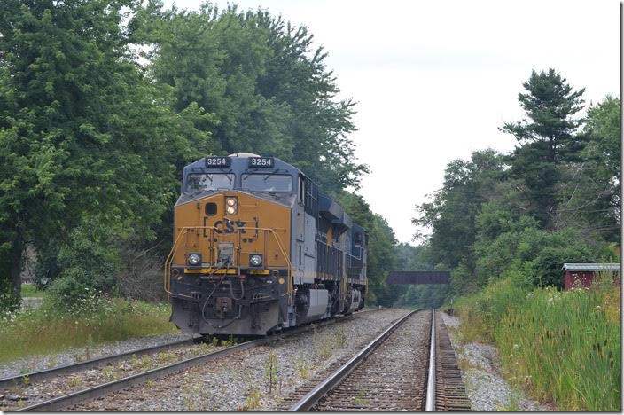 The crew will swap ends and return to Grafton. This was their second push of the day. Note the “helper link” on the front walkway. CSX 3254-780. Terra Alta WV.