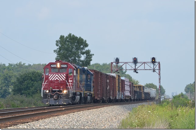 HLCX GP40 4225 and CSX GP40-2 6348 on e/b H792.