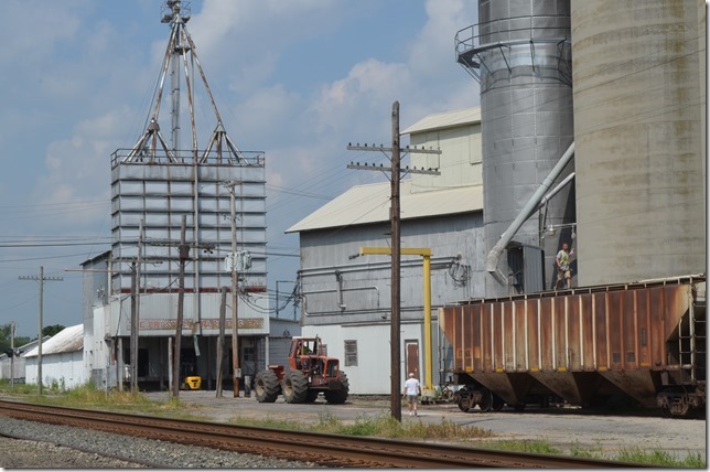 Spotting covered hoppers for loading at Prospect. View 2.