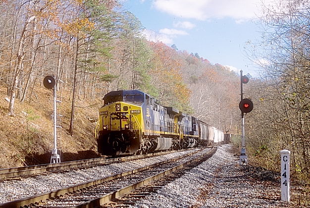 Perth. Northbound Q699 (Hamlet-Cincinnati via Atlanta) with 105 cars rolled through behind 538-272. 