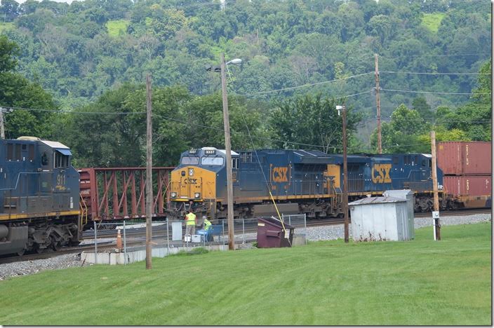 Q136-16 behind CSX 3337-571 arrive at 11:01 for a crew change. Cumberland MD.