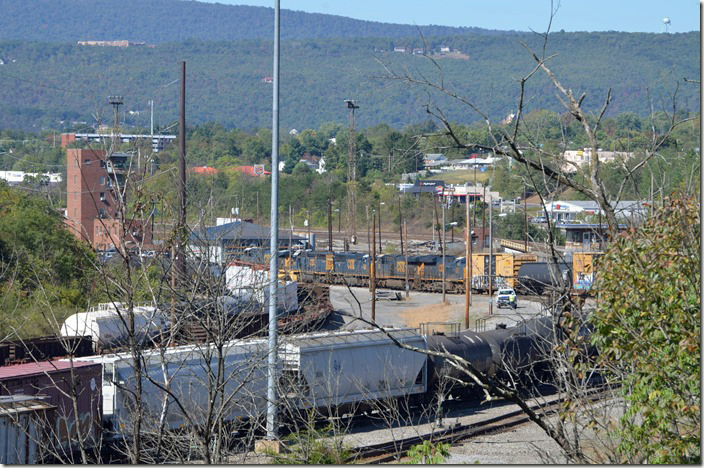 CSX 5473 Q371 pulls by the back of the hump tower and doubles over its train. CSX flat switches some trains but doesn’t hump anything here anymore. Cumberland MD.