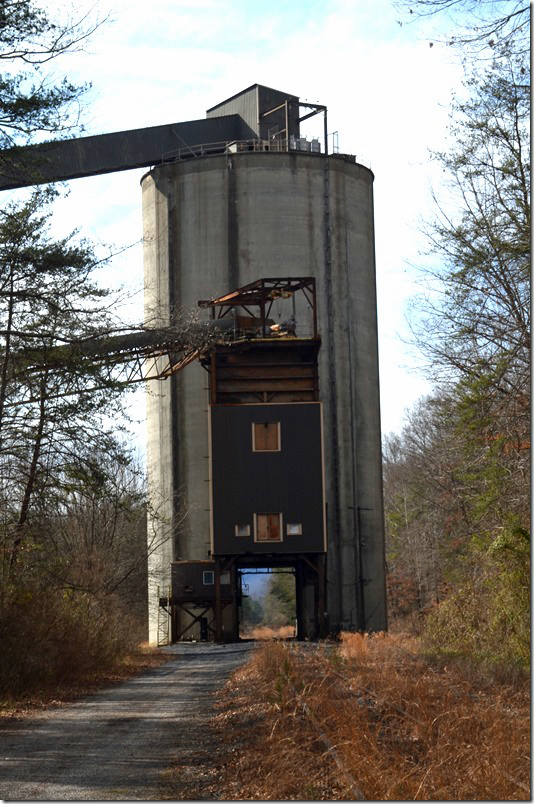 I headed across Pine Mountain on US 421 to check out the head of the Straight Creek Branch. This is Revelation Energy’s inactive Clover load-out at Bledsoe. I wanted to get C604 at Dione again, so I didn’t check out Straight Creek any further. Revelation Energy Clover. Bledsoe KY.