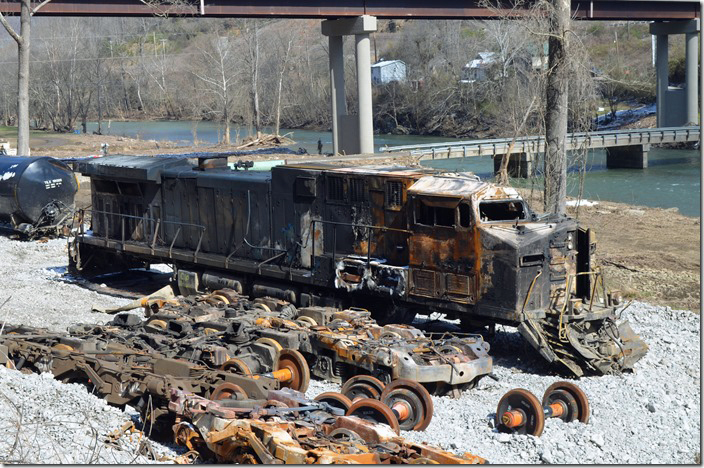 CSX 384. CSX derailment. Draffin KY.