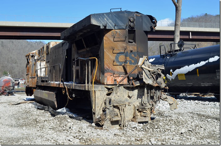 CSX 571. CSX derailment. Draffin KY.