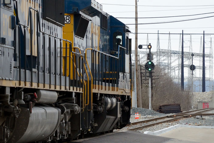 CSX 7508 coming down the middle of the street in Lawrenceburg IN. View 4.