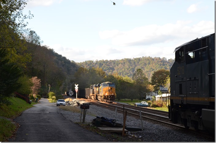 X803-15 waited briefly as shifter C860-17 behind 927 headed east up the passing siding at Wagner with empties for Shelby. Meets would be rare after this.