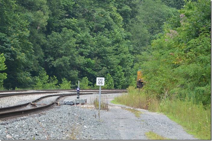 The dwarf is purple which I assume to mean that the de-rail is on. CSX derail dwarf. Leer Mine siding.