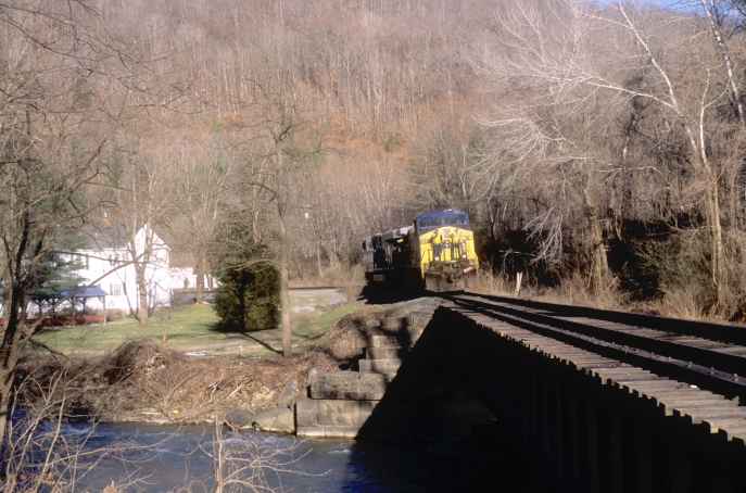 CSX 14-777 approach the standing cut of empties on the main.