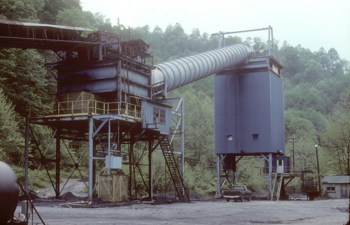 In May 2000 Roy Ward, Jack Kuiphoff and I stumbled into an opportunity to shoot the Hi-Lo loadout. With a CSX plate on the front of my truck and wearing a CSX cap, the security guard thought we were with the railroad!  Hi-Lo is a 110-car, 4-hour, batch-weigh tipple.  The prep. plant obviously has some age on it. View 2.