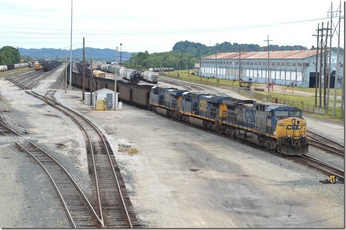 That’s part of the former CSX Raceland Car Shop on the right. CSX 282-739-3014. View 2. Russell.