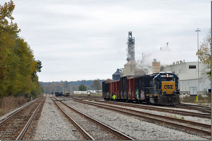 CSX 6142 J752, the Skillman Switcher, works Domtar’s Hawesville mill. This mill produces fine specialty paper. Skillman KY.