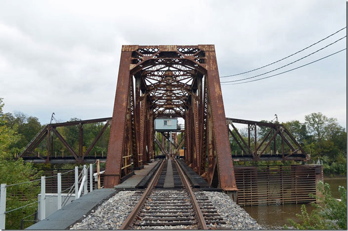 I was puzzled as to why the track was rusty. CSX Spottsville KY. Green River bridge.