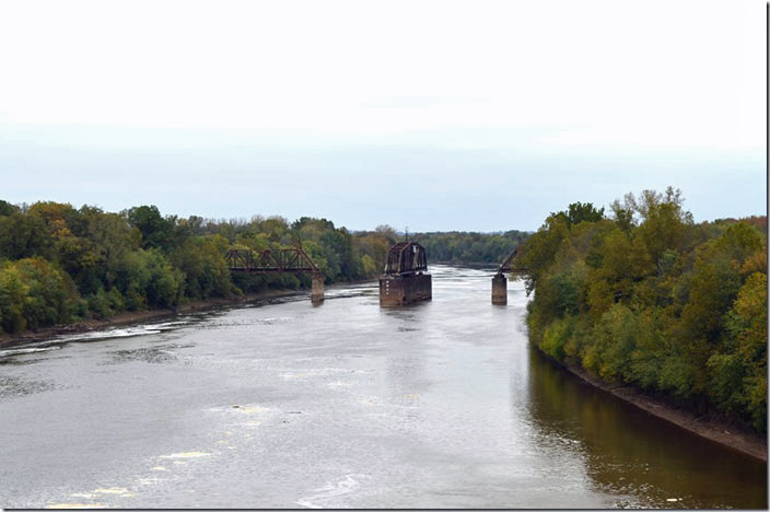 Viewed from US 60, the Green River swing bridge. CSX Spottsville KY.