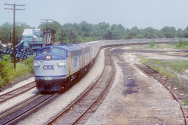 Patch. CSX F's 116-117 top Crooked Hill at East Bernstadt with southbound 'Roadrailer' R211.