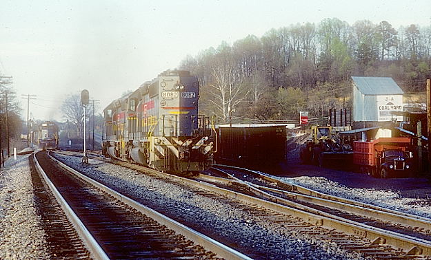 Patch. Helpers 8092-8109 have helped R545 up Crooked Hill and pull into the clear at the north end of Bourne passing siding near East Bernstadt.