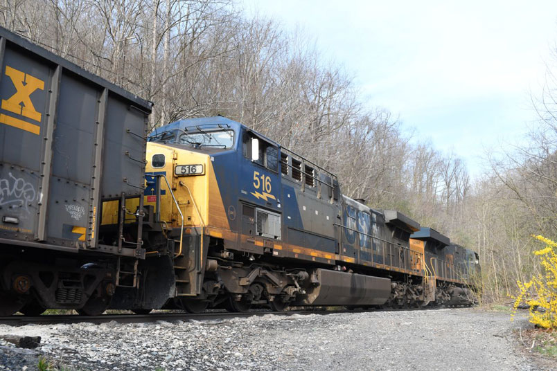 R211 is loading the first 55-car cut, which it will later take to Peach Creek yard.
