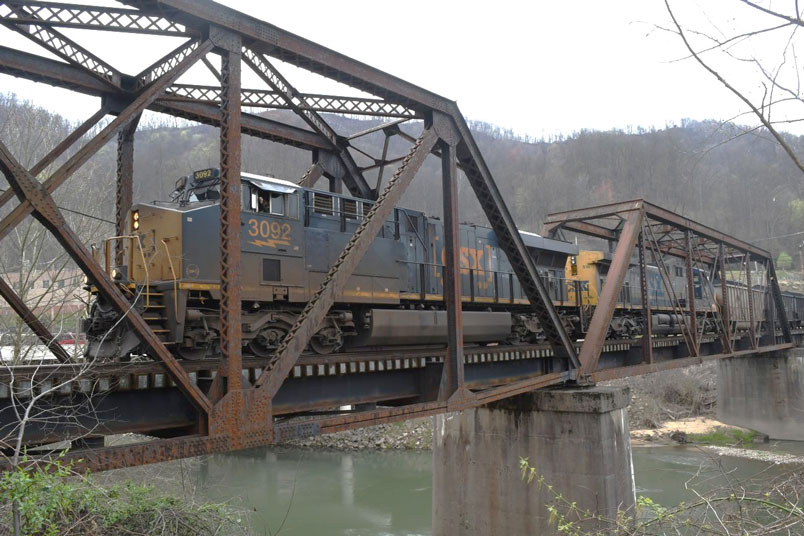 CSX 3092 and 516 crossing the Guyandotte River.