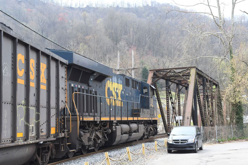 As there is no run-around track at the Feats mine, R209 has a manned helper.