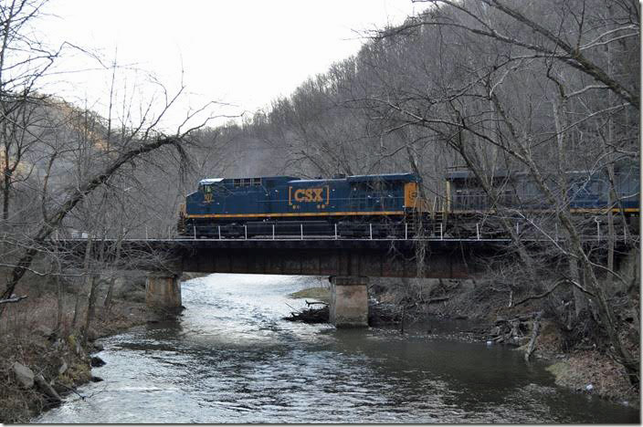 H840 crosses Pond Fork on bridge 88 at Lanta on their way to Lick. CSX 107-507. Lanta WV.