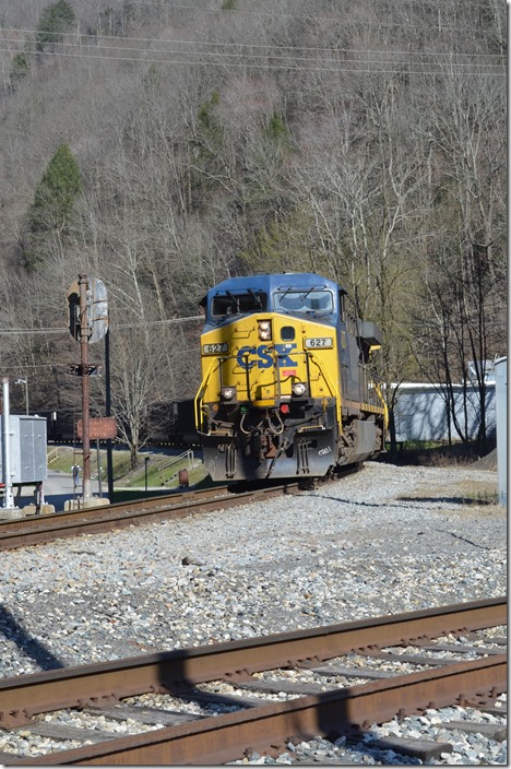 CSX 627-315 bring H811-22 into Man and onto the Logan SD in the foreground. The block signals were de-activated last October, and most have been removed. The Logan SD and Gilbert SD east of Man are rarely used, as there is only one active tipple at West Gilbert that loads sporadically. Man.