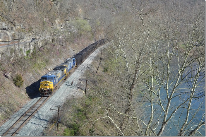 H811-22 rumbles down the Guyandotte River at 20 mph. CSX 627-315. Near Rum Jct.